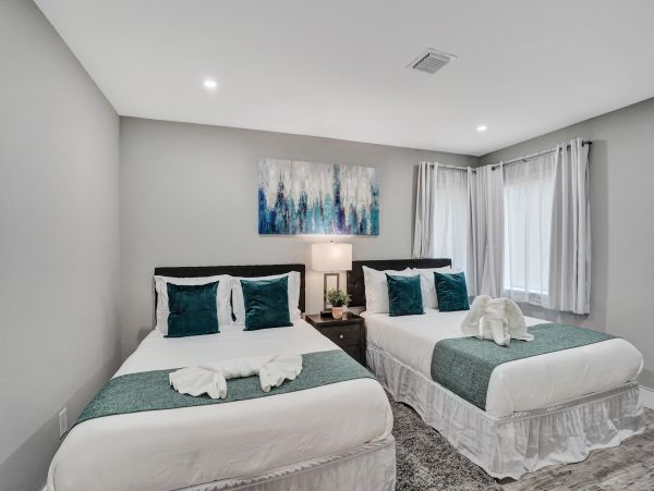 Hollywood Home 978777