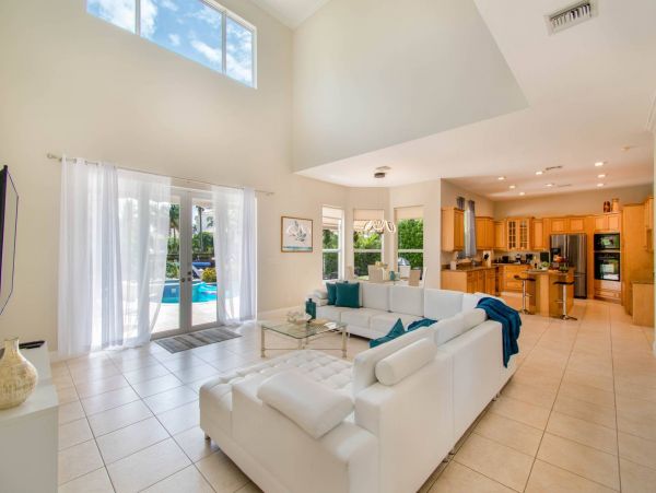 Hollywood Home 978778