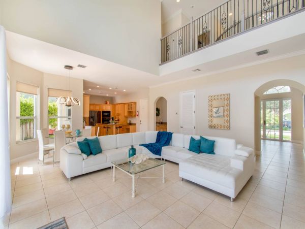 Hollywood Home 978778