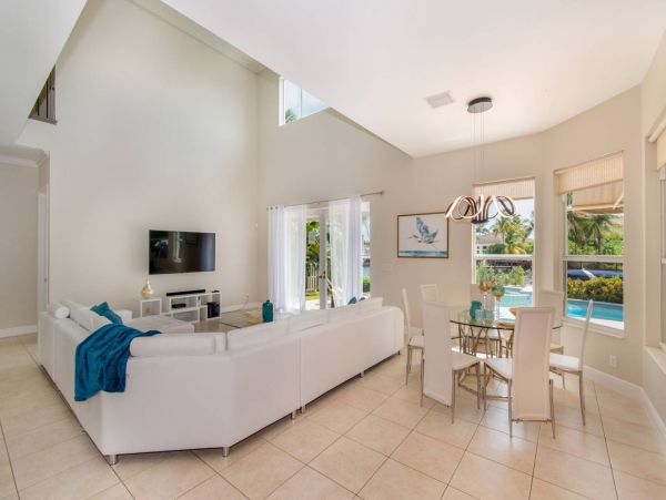 Hollywood Home 978778