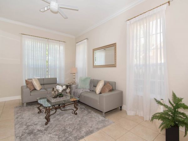 Hollywood Home 978778
