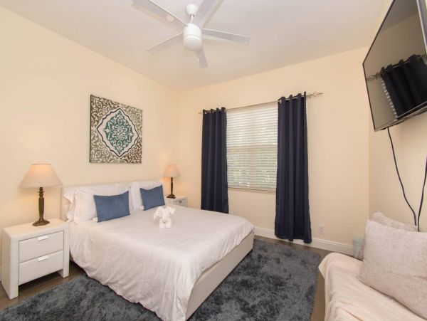 Hollywood Home 978778