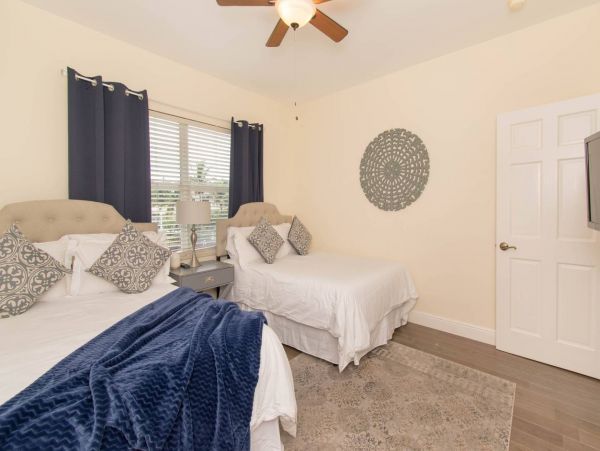 Hollywood Home 978778