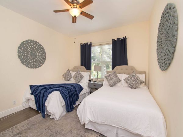 Hollywood Home 978778