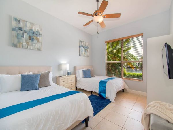 Hollywood Home 978778
