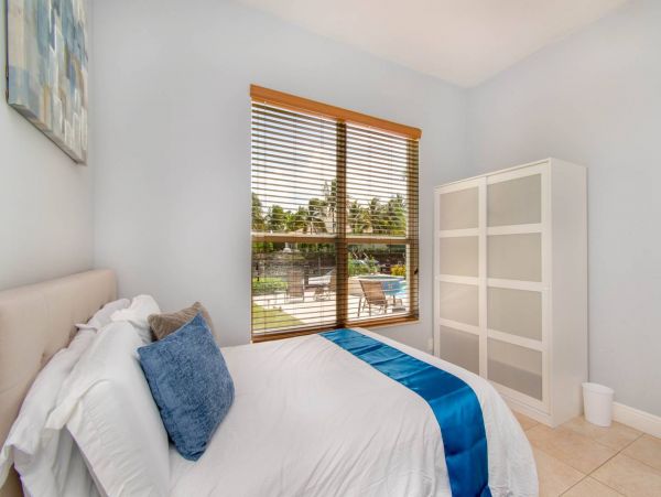 Hollywood Home 978778