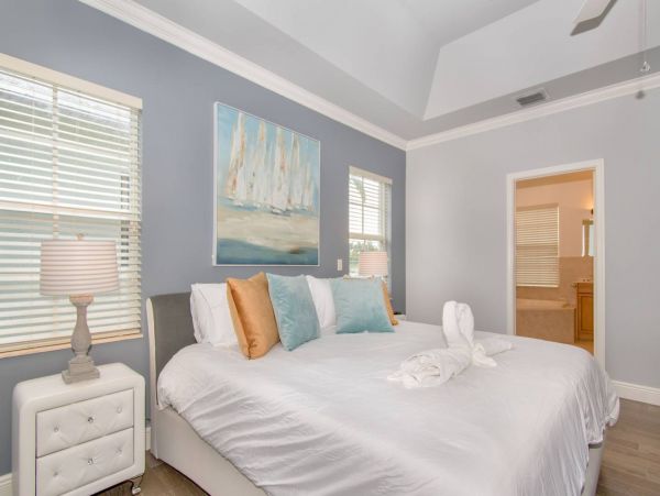 Hollywood Home 978778