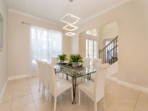 Hollywood Home 978778