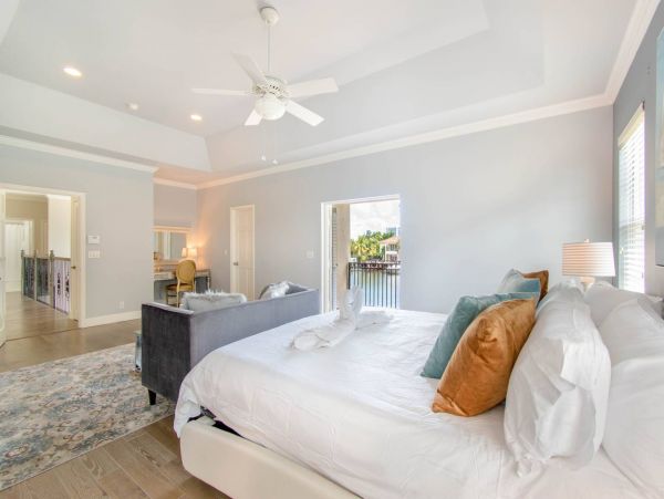 Hollywood Home 978778