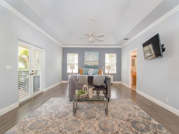 Hollywood Home 978778