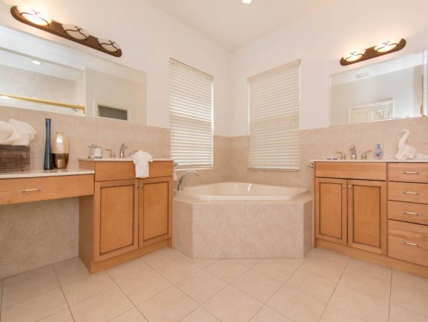 Hollywood Home 978778