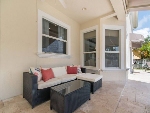 Hollywood Home 978778
