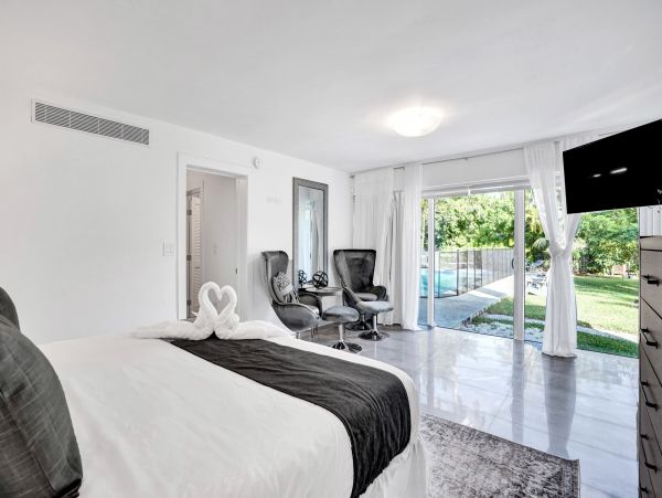 Hollywood Florida Vacation Pool Home Five Bedrooms Sleeps 10