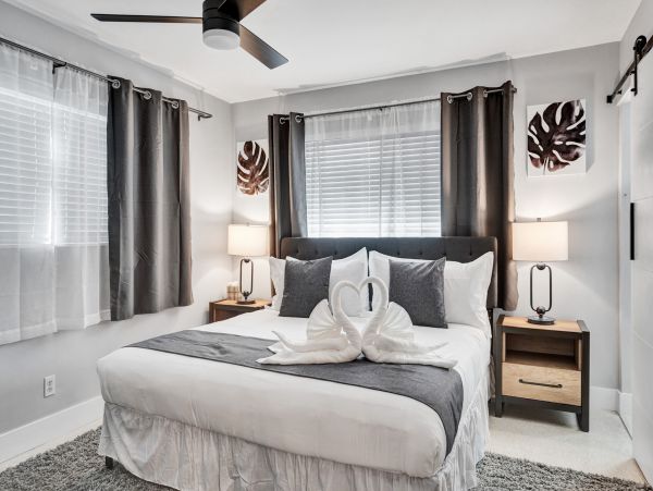 Hollywood Home 978780