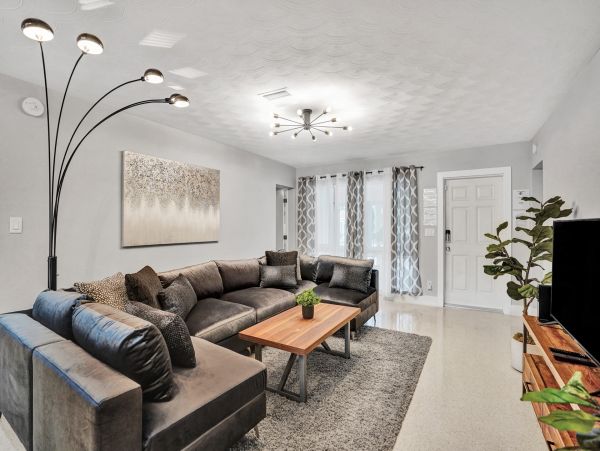 Hollywood Home 978780