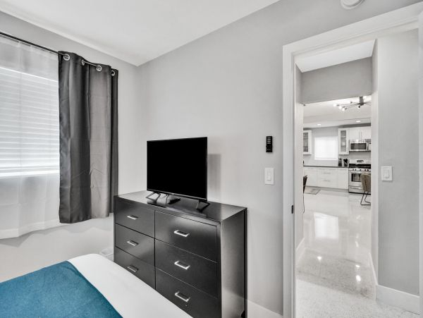 Hollywood Home 978780