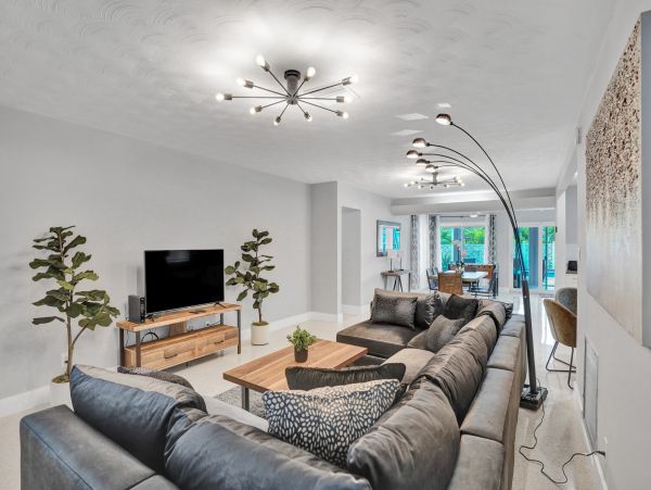 Hollywood Home 978781
