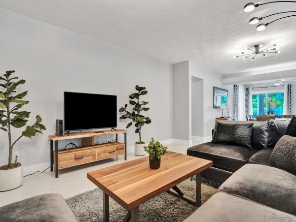 Hollywood Home 978781