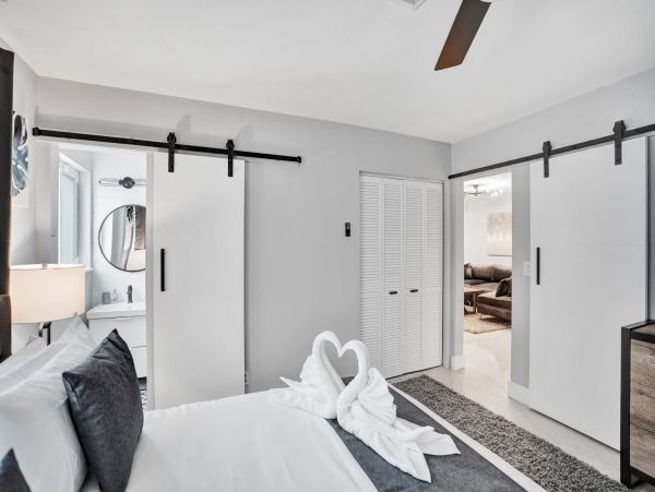 Hollywood Home 978781