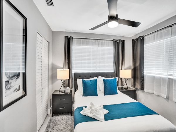 Hollywood Home 978781