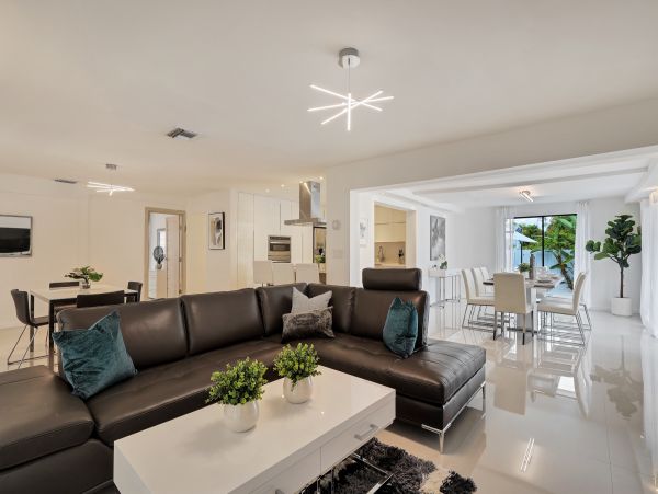 Hollywood Home 978782