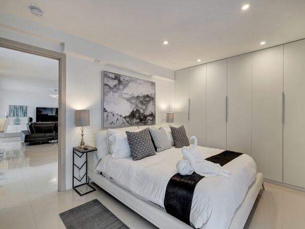 Hollywood Home 978782