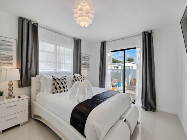Hollywood Home 978782