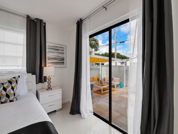 Hollywood Home 978782