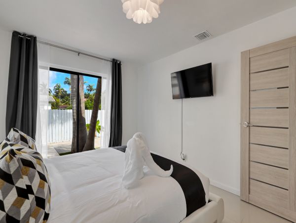 Hollywood Home 978782