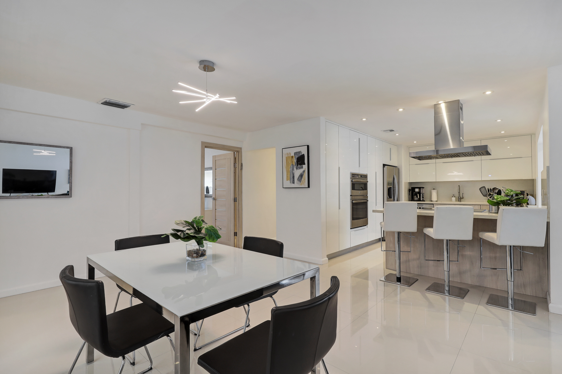 Hollywood Home 978782