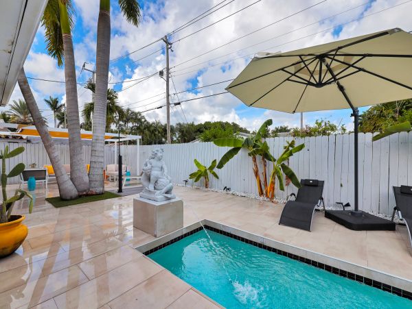 Hollywood Home 978782