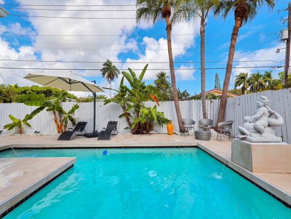 Hollywood Home 978782