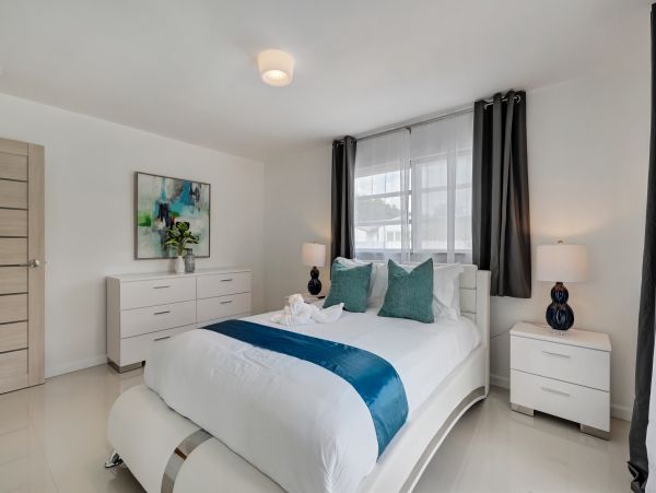 Hollywood Home 978782