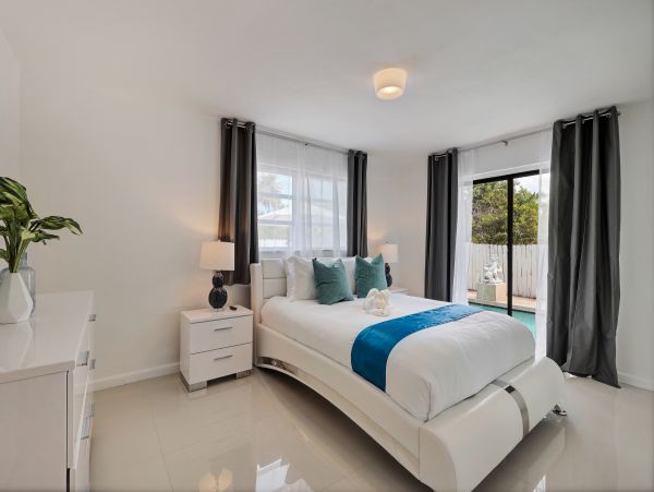 Hollywood Home 978782
