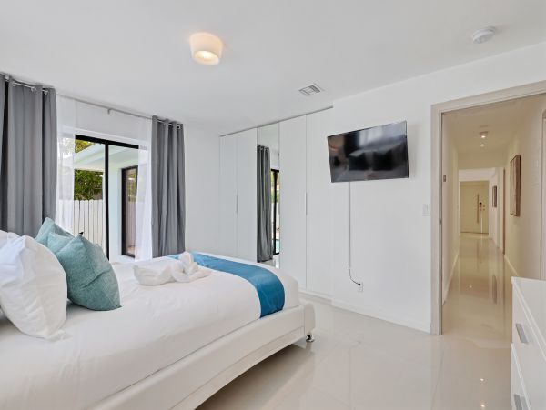 Hollywood Home 978782