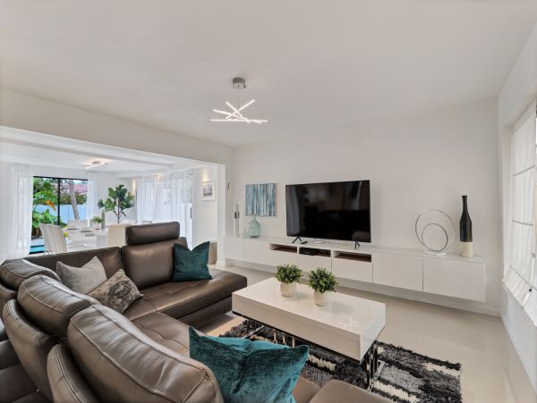 Hollywood Home 978782