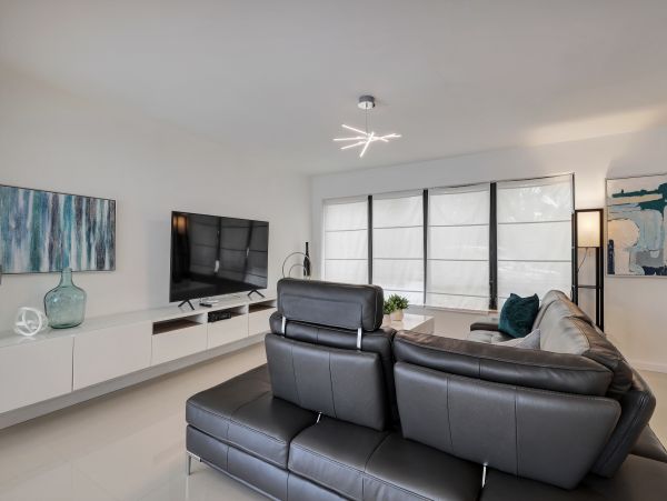 Hollywood Home 978782