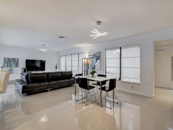 Hollywood Home 978782