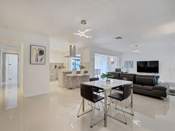 Hollywood Home 978782