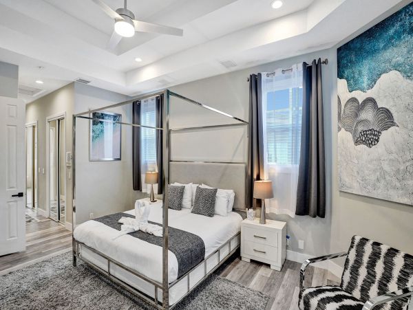Hollywood Home 978783