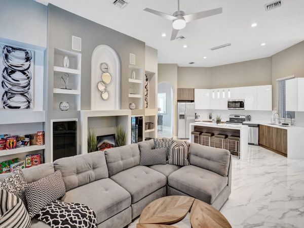 Hollywood Home 978783