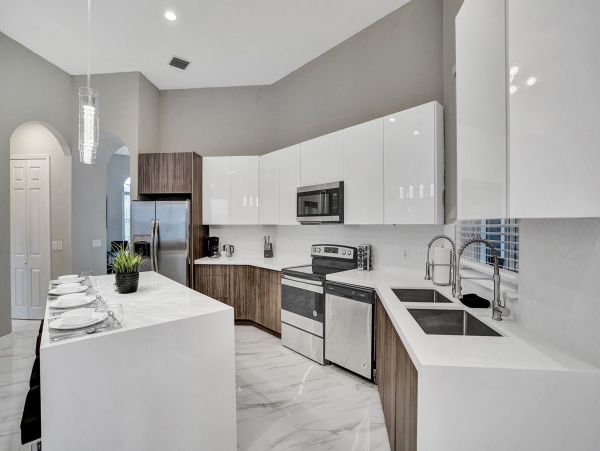Hollywood Home 978783