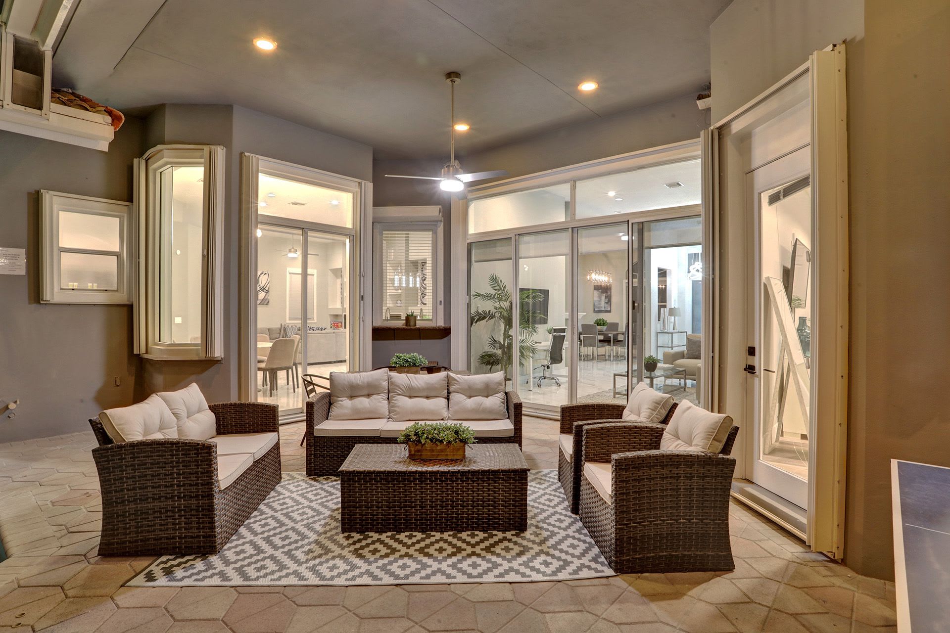 Hollywood Home 978783