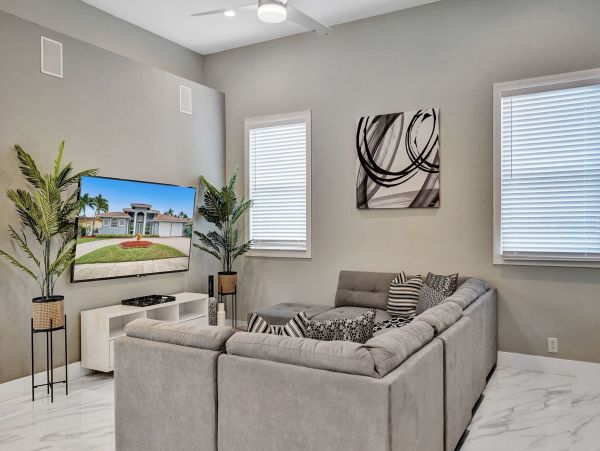 Hollywood Home 978783