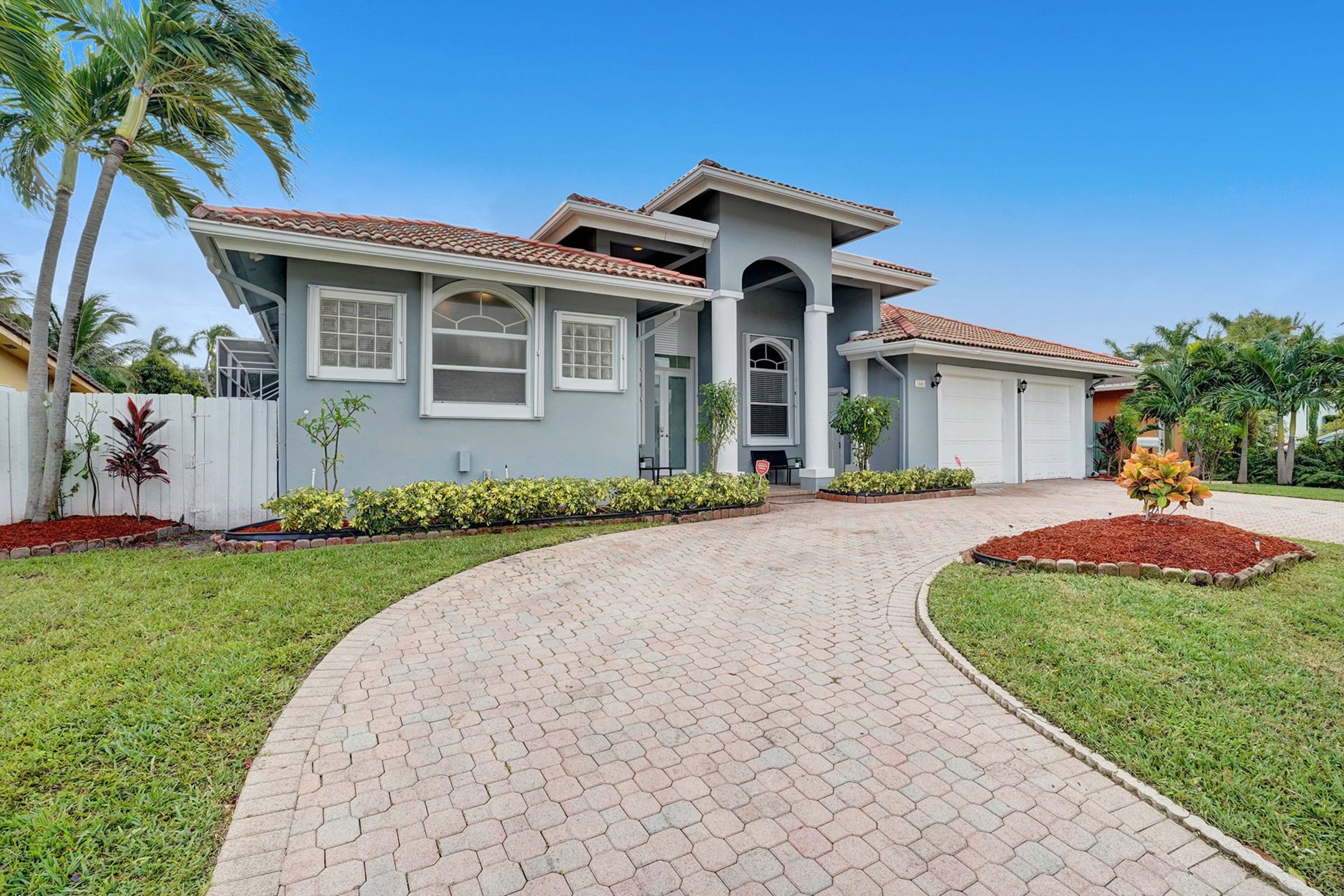 Hollywood Home 978783