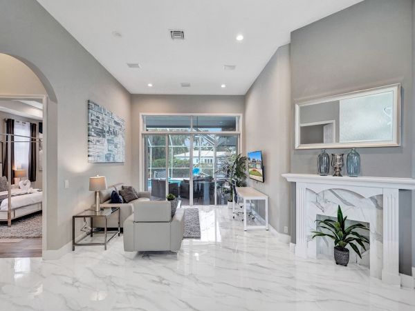 Hollywood Home 978783