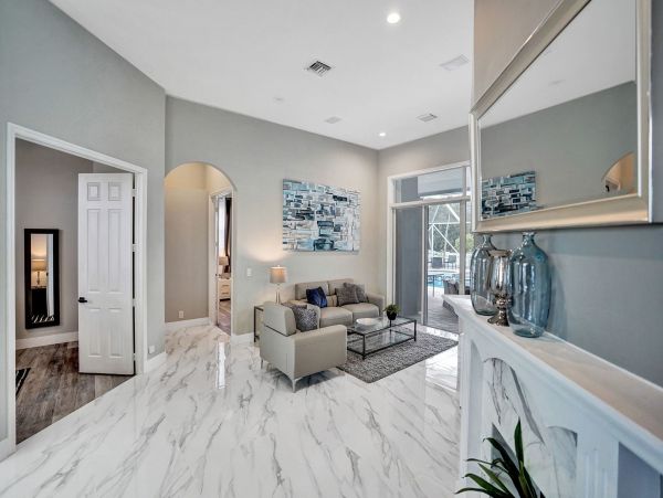 Hollywood Home 978783