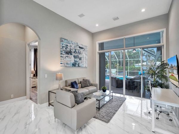 Hollywood Home 978783