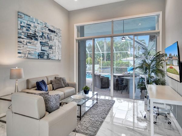 Hollywood Home 978783