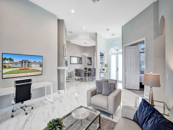 Hollywood Home 978783
